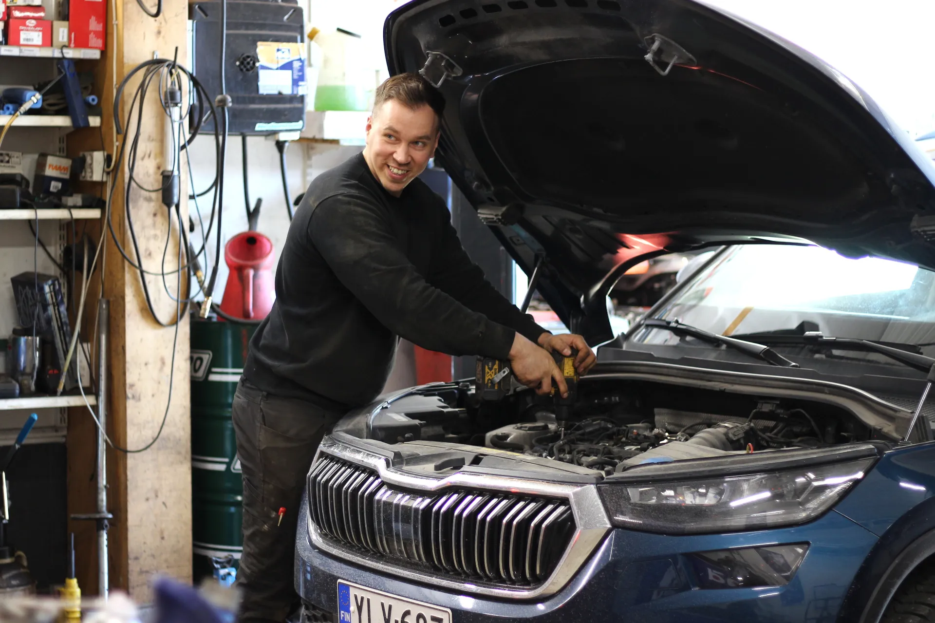 Automekaanikko työssään Launeen Autohuollossa Lahdessa
