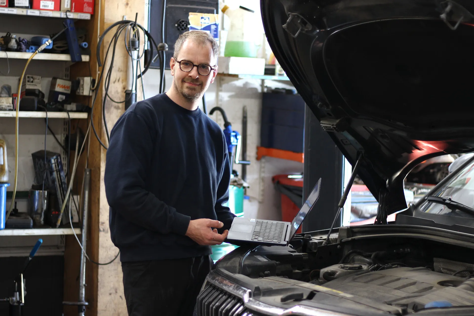 Autohuollon työtila Launeen Autohuolto Lahti